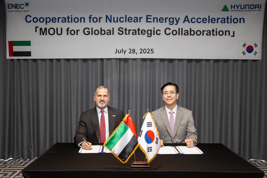 28일(월) 현대건설 이한우 대표(오른쪽)와 UAE 원자력공사 모하메드 알 함마디 최고경영자(왼쪽)가 서울 소피텔 앰버서더 호텔에서 ‘원자력 에너지 개발을 위한 전략적 업무협약’을 체결한 후 기념사진을 촬영하고 있다.